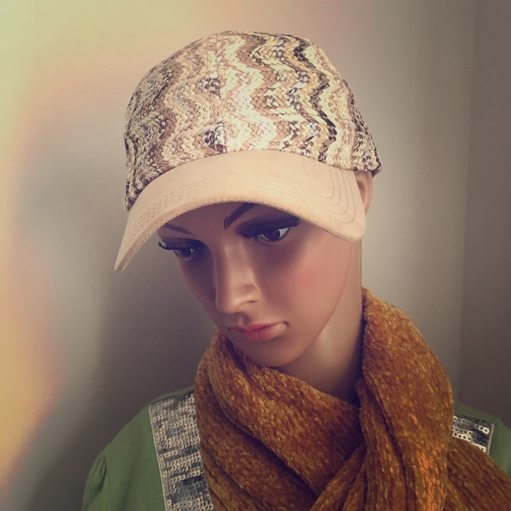 A gorgeous beige and brown women’s hat 🧢